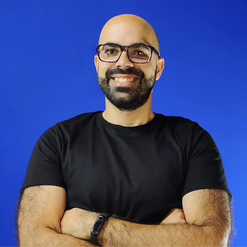 Tiago Silva smiling against a blue background.
